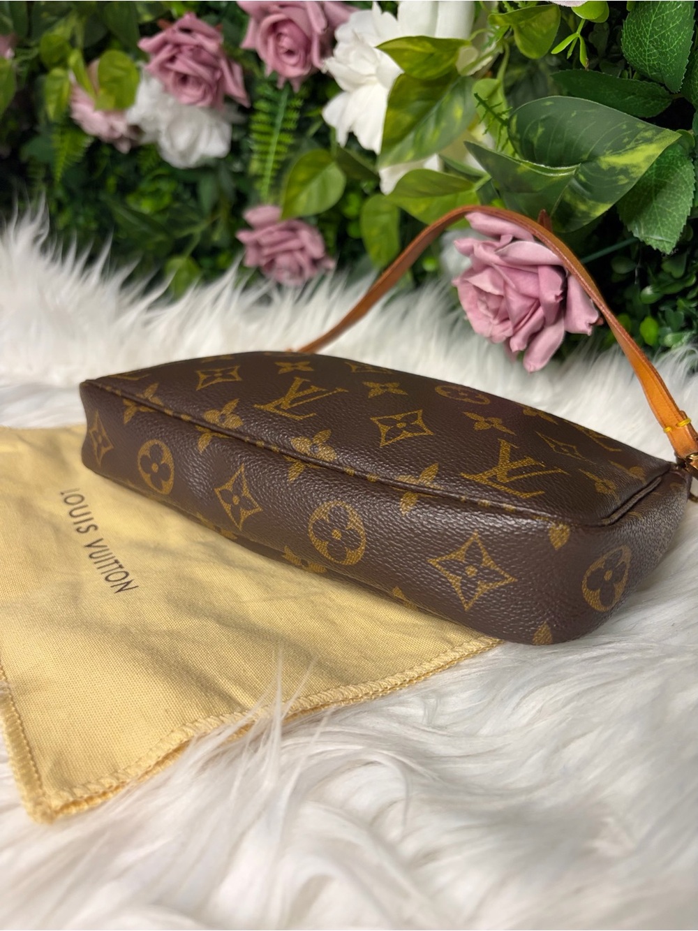 Louis Vuitton Monogram Pochette - Picture 2 of 11